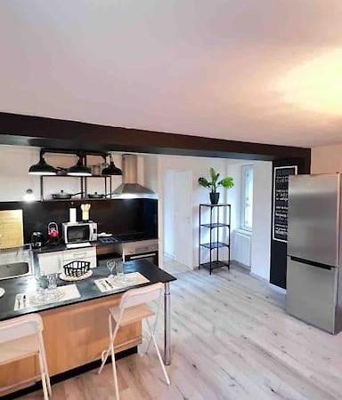 Logement Moderne Au Coeur Du Village Saint-Georges-de-Luzencon Bagian luar foto