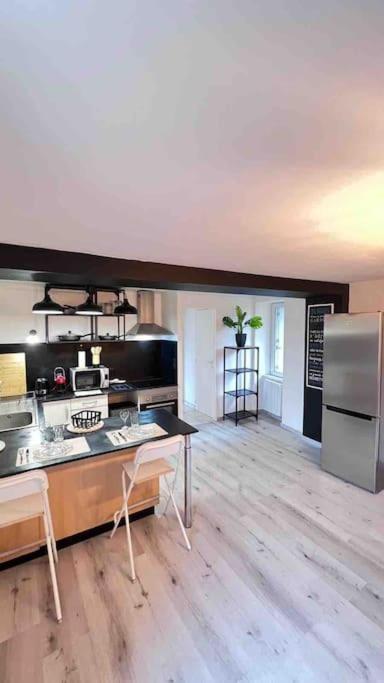 Logement Moderne Au Coeur Du Village Saint-Georges-de-Luzencon Bagian luar foto