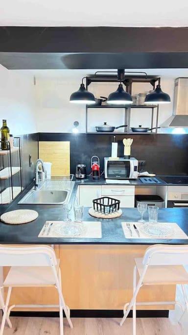 Logement Moderne Au Coeur Du Village Saint-Georges-de-Luzencon Bagian luar foto