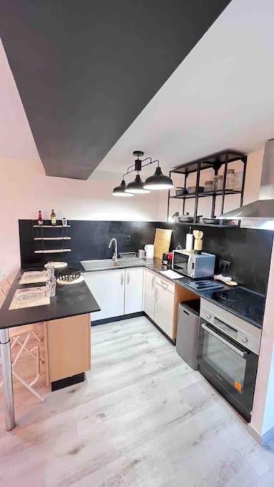 Logement Moderne Au Coeur Du Village Saint-Georges-de-Luzencon Bagian luar foto