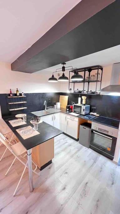 Logement Moderne Au Coeur Du Village Saint-Georges-de-Luzencon Bagian luar foto