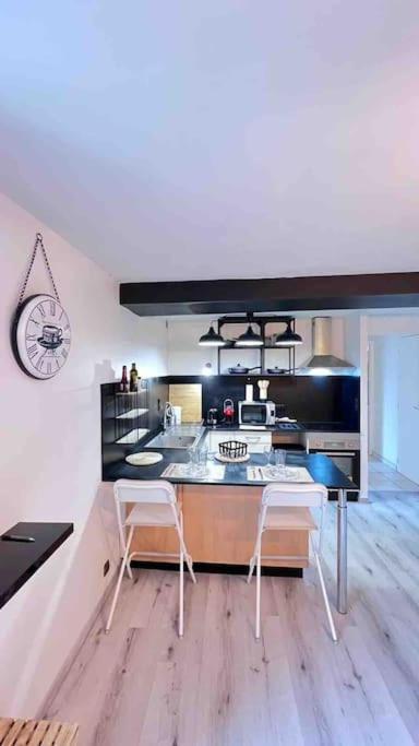 Logement Moderne Au Coeur Du Village Saint-Georges-de-Luzencon Bagian luar foto