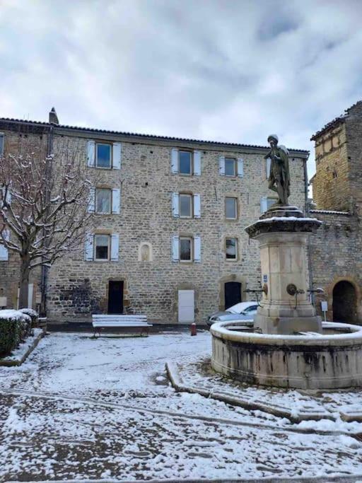 Logement Moderne Au Coeur Du Village Saint-Georges-de-Luzencon Bagian luar foto