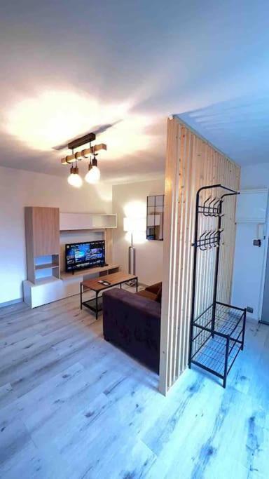 Logement Moderne Au Coeur Du Village Saint-Georges-de-Luzencon Bagian luar foto