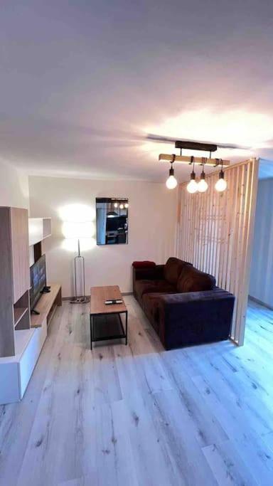 Logement Moderne Au Coeur Du Village Saint-Georges-de-Luzencon Bagian luar foto