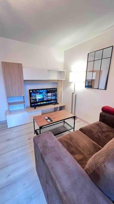 Logement Moderne Au Coeur Du Village Saint-Georges-de-Luzencon Bagian luar foto