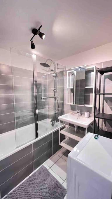 Logement Moderne Au Coeur Du Village Saint-Georges-de-Luzencon Bagian luar foto